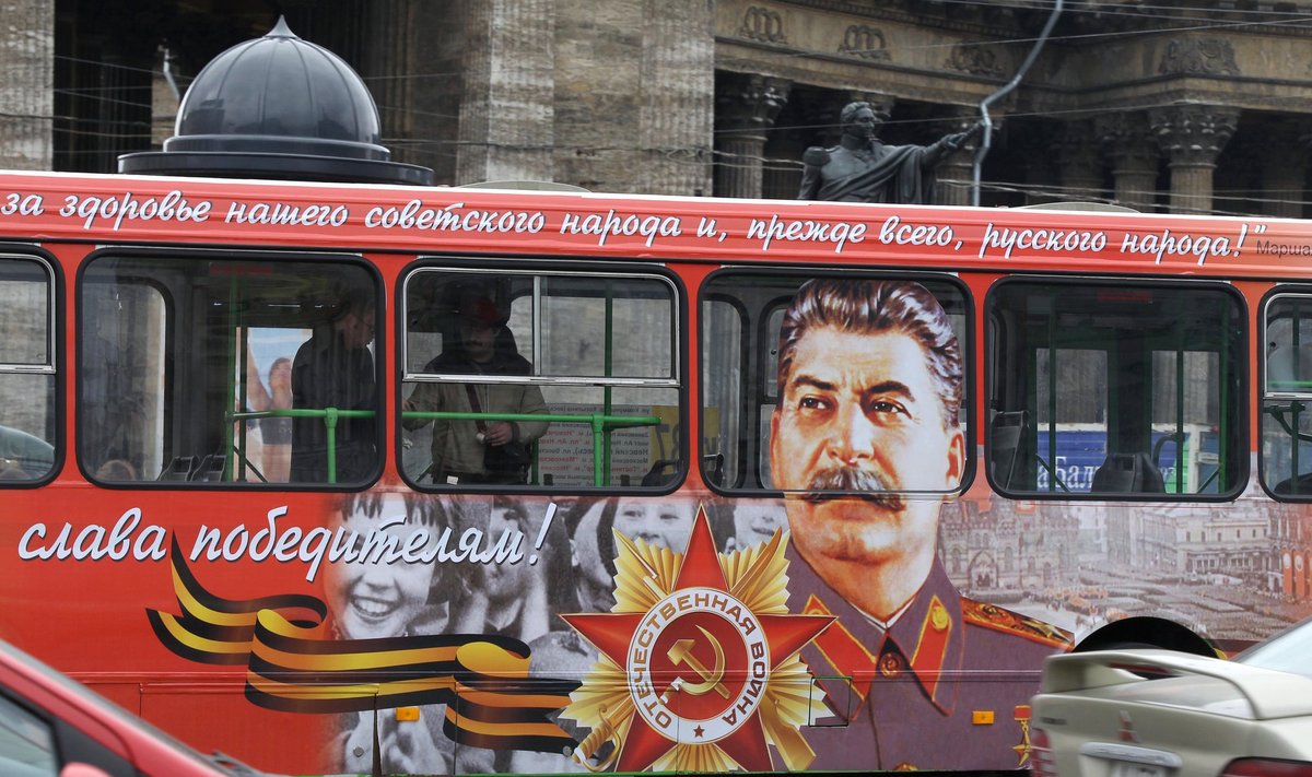 Autobusas su J.Stalino atvaizdu