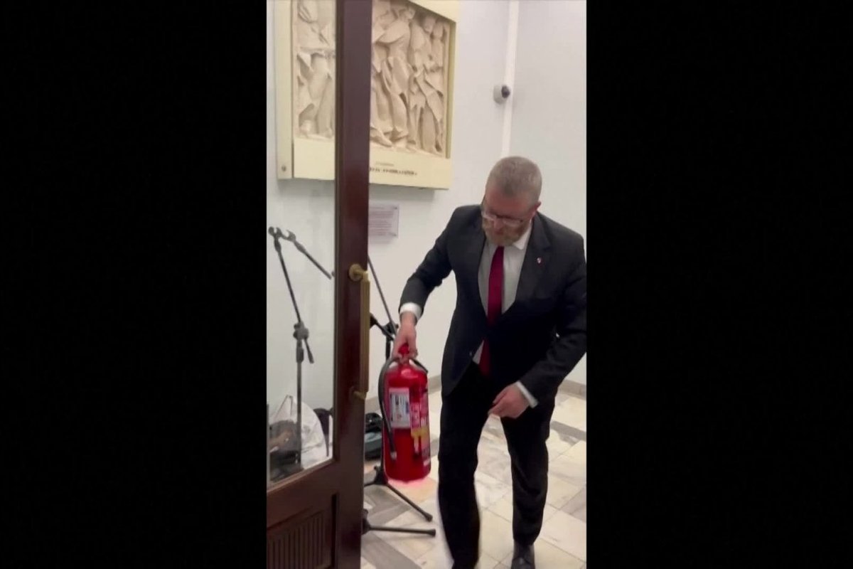 W Polsce parlament – skandale z okazji świąt żydowskich: parlamentarzysta gesintuvu užgesino menorą