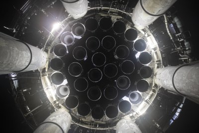 Raketos Super Heavy Booster 7 variklių bandymas. SpaceX/Twitter nuotr.