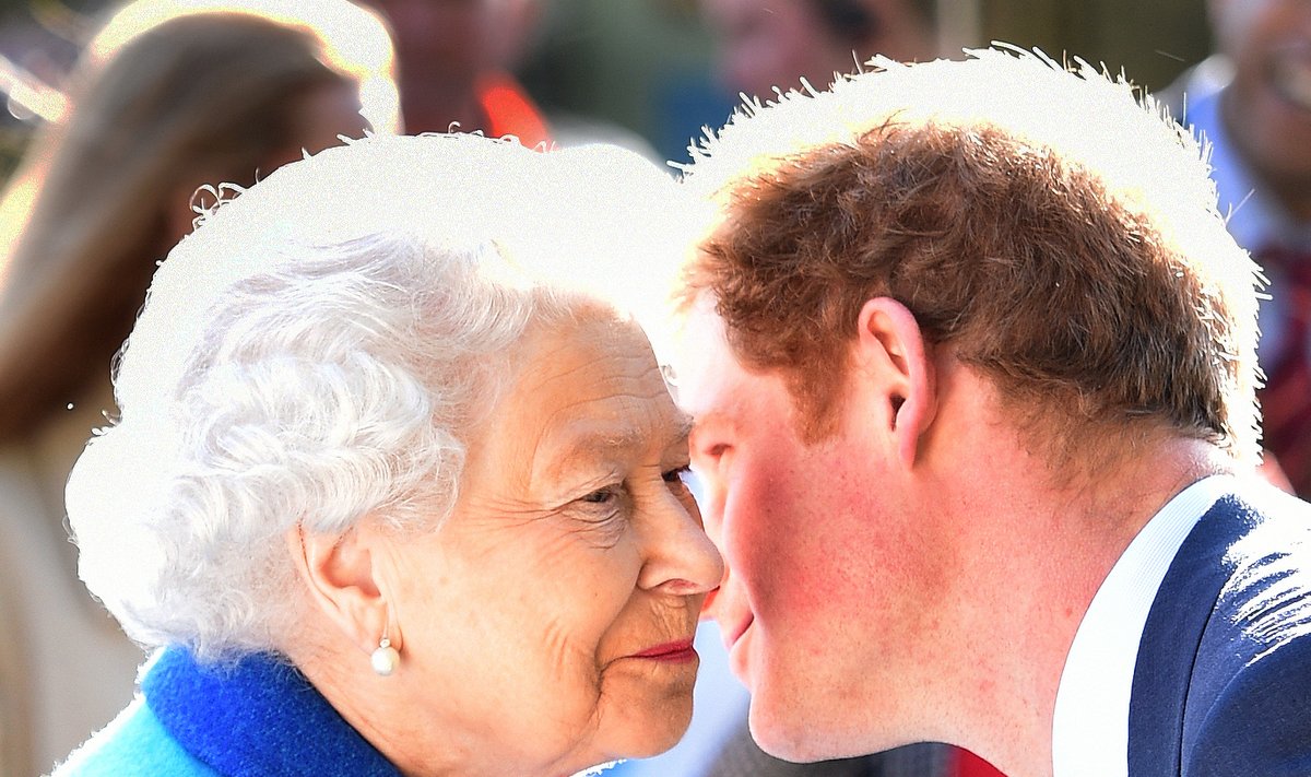 Karalienė Elžbieta II ir princas Harry