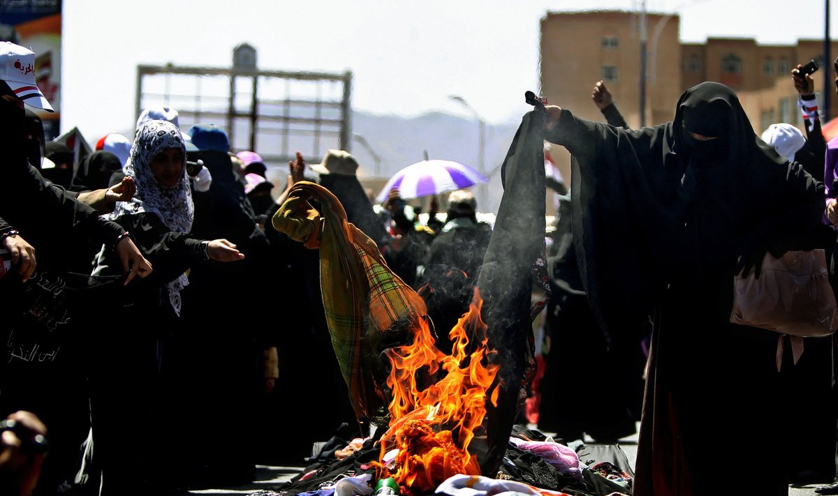 Jemene protestuojančios moterys degina šydus