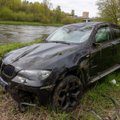 Vilniuje BMW nuskriejo nuo kelio ir vertėsi: sužalotas vairuotojas išgabentas į ligoninę