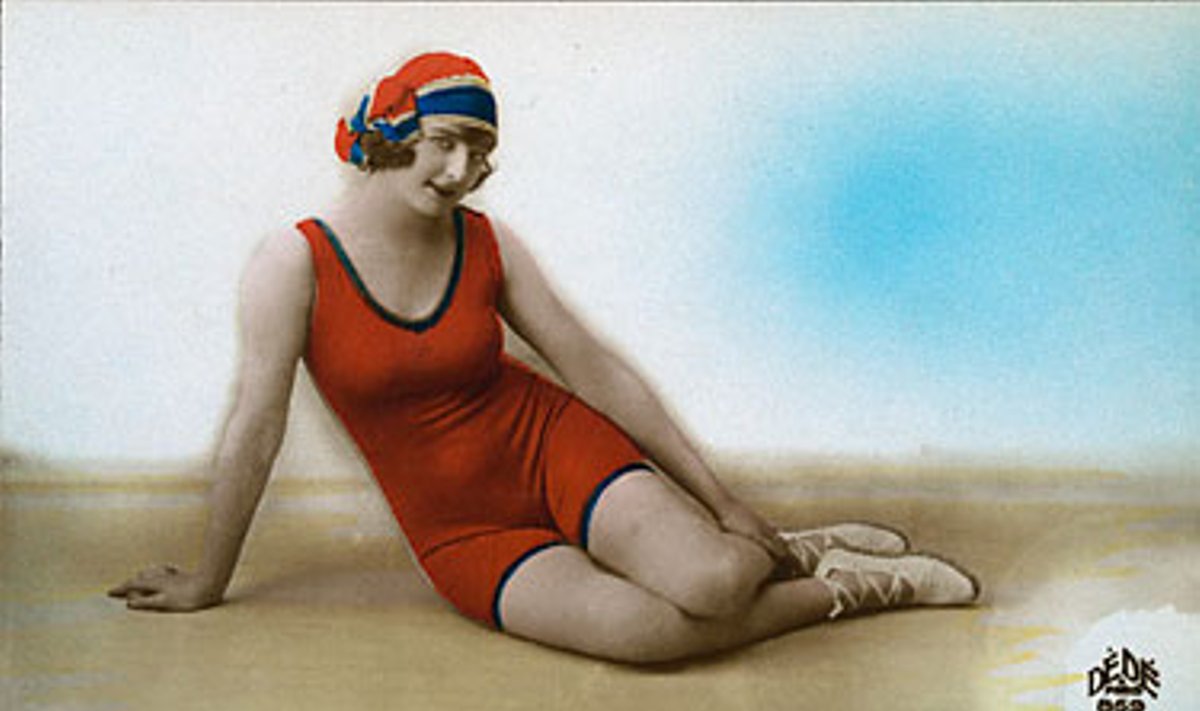 Moteris dėvi maudymosi kostiumėlį (1920 m.).