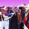 Rusai priversti raudonuoti: olimpinė ugnis trumpam užgeso