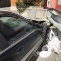 Plungėje moters vairuojamas „Renault“ lėkė kaip tankas: savo kelyje šlavė viską, kol trenkėsi į namą