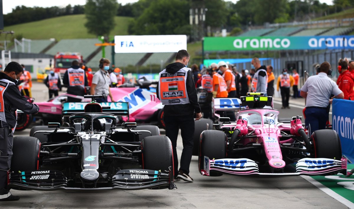 "Racing Point" (dešinėje) ir "Mercedes" bolidai