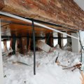 Milžiniški kiekiai sniego užgriuvo pastatus ir kelius