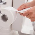 Kaip tinkamai pakabinti tualetinio popieriaus ritinį?