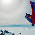 Rusijos „BASE jumping“  entuziastas nušoko nuo kalno Antarktidoje
