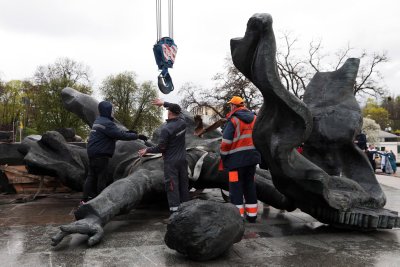 Kyjive nugriautas Rusijos ir Ukrainos draugystę simbolizavęs sovietinis paminklas