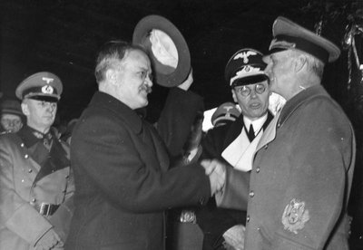 Bolševikinės  Rusijos užsienio  reikalų liaudies komisaras Viačeslavas Molotovas Berlyne 1940 m. lapkritį susitinka su nacionalsocialistinės  Vokietijos diplomatijos vadovu Joachimu von Ribbentropu susitarti dėl Suvalkų trikampio likimo.