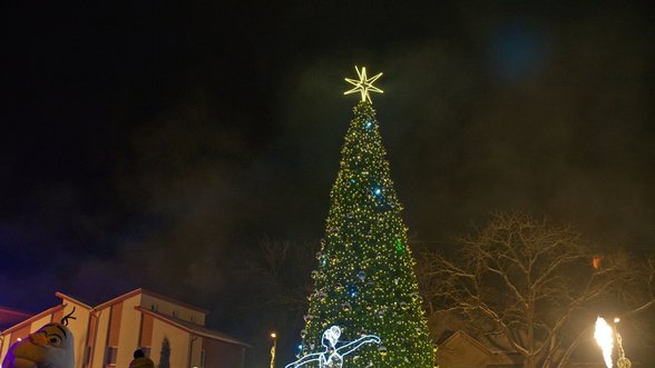 Birštonas nušvito kalėdinėmis šviesomis: įžiebė ne tik eglę, bet ir aukščiausią apžvalgos bokštą