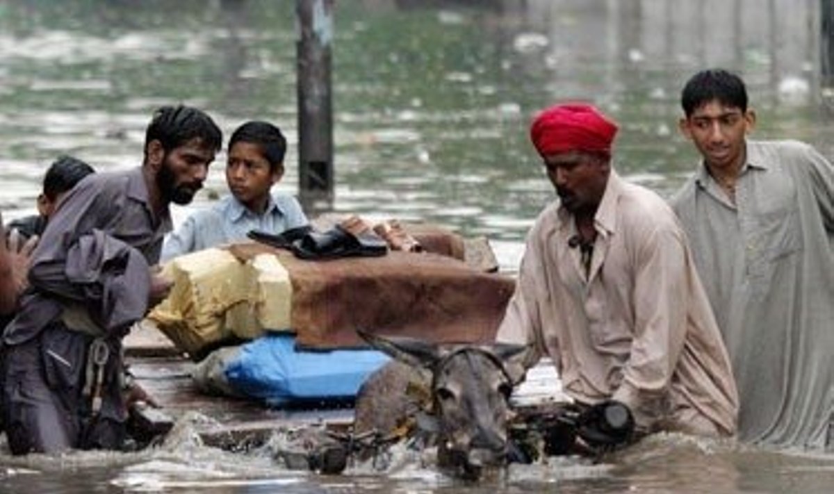 Pakistaniečiai traukiasi iš potvynio apsemtų namų. 