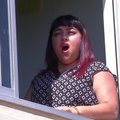 Čilėje operos dainininkė kaimynų karantiną praskaidrina dainavimu