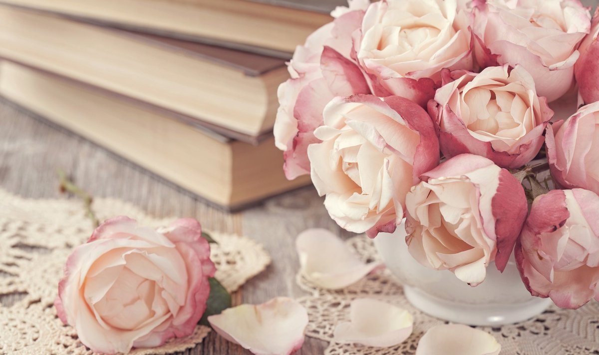 knygos, gėlės, žiedai