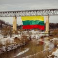 „Lietuvos geležinkeliai“ sveikina Lietuvą: ant aukščiausio tilto suplevėsavo rekordinė trispalvė