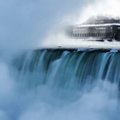 Užšalęs Niagaros krioklys džiugina įspūdingais vaizdais