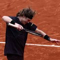 Emocijų nevaldęs ir įrangos negailėjęs Rubliovas krito „French Open“ turnyre