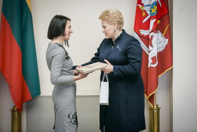 Apdovanojimą atsiima Kristina Stankutė-Matė