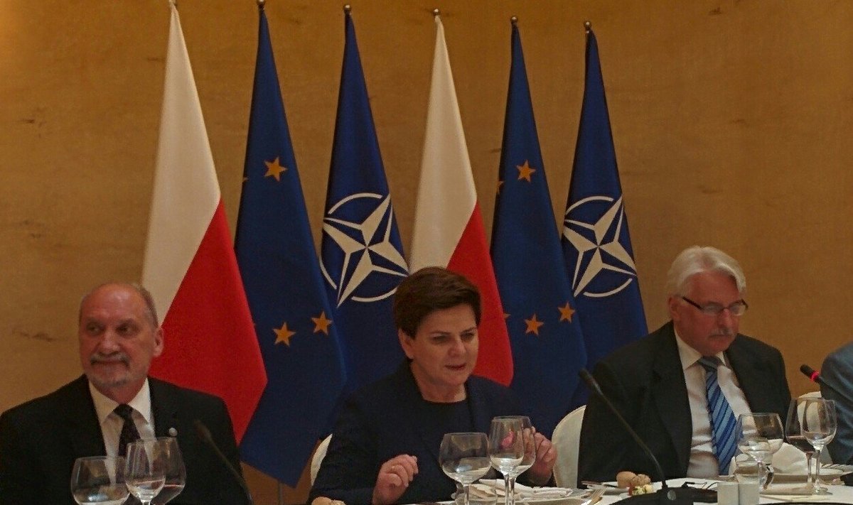 Su žurnalistais susitiko ir kalbėjosi Lenkijos premjerė B.Szydlo, gynybos ministras A.Macierewiczius (kairėje) ir užsienio reikalų ministras W.Waszczykowskis.