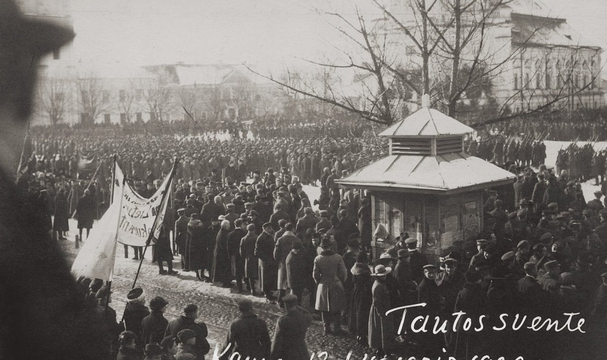 Minia, susirinkusi į Vasario 16-osios šventę Kaune, Viešojoje (dab. Rotušės) aikštėje. 1920 m. 