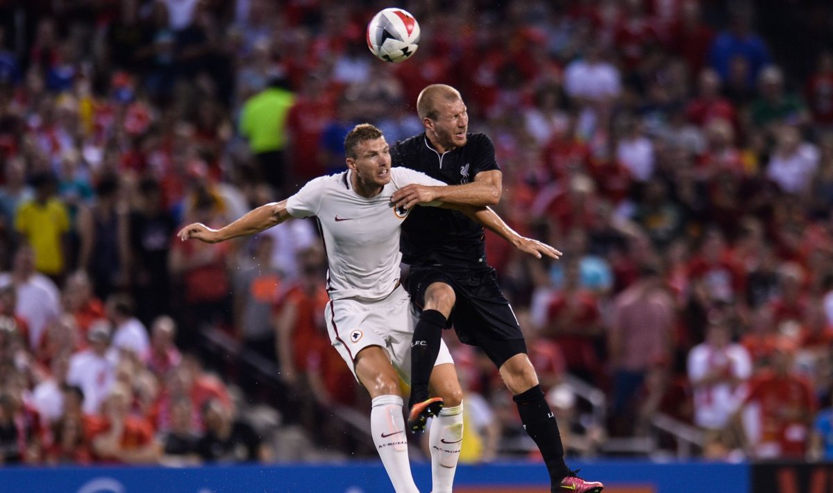 Edinas Džeko ("Roma", kairėje) kovoja su Ragnaru Klavanu ("Liverpool")