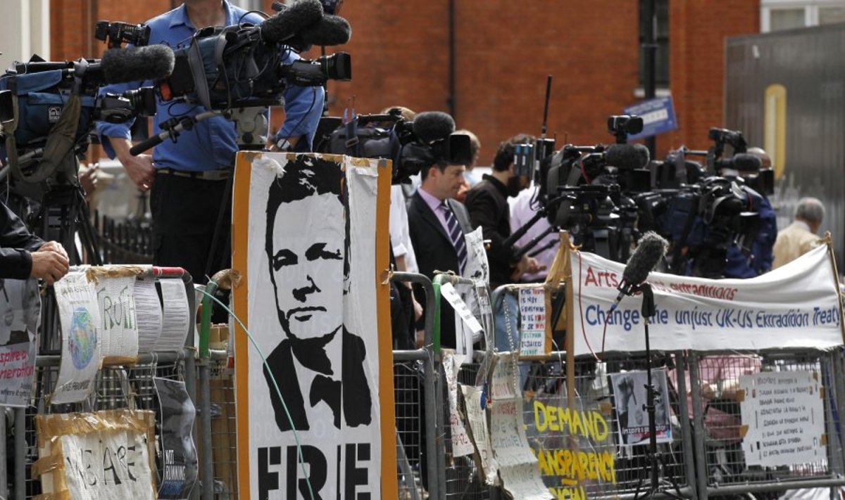 Protestas prie Ekvadoro ambasados dėl J.Assange'o