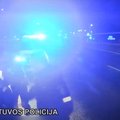 Policininkai užblokavo bėglio BMW, išdaužė langą, ištraukė vairuotoją ir patiesė jį ant kelio