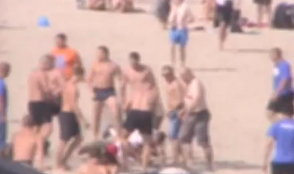 Lenkų futbolo chuliganai sukėlė muštynes paplūdimyje