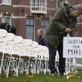 Sukrečianti olandų akcija prie Rusijos ambasados: išrikiavo 298 tuščias kėdes numušto lėktuvo MH17 keleiviams atminti