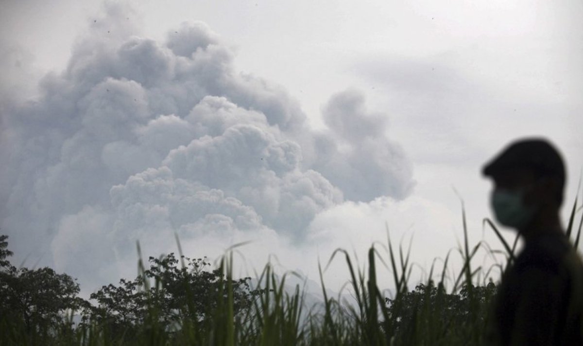 Indonezijoje išsiveržė ugnikalnis