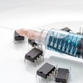 Манипуляция: "врач" из России предупреждает о "чипировании" при помощи вакцин