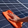 Saulės elektrinės priežiūra pavasarį: ekspertai nurodė, ką savininkams būtina padaryti ir kokios klaidos daromos dažniausiai