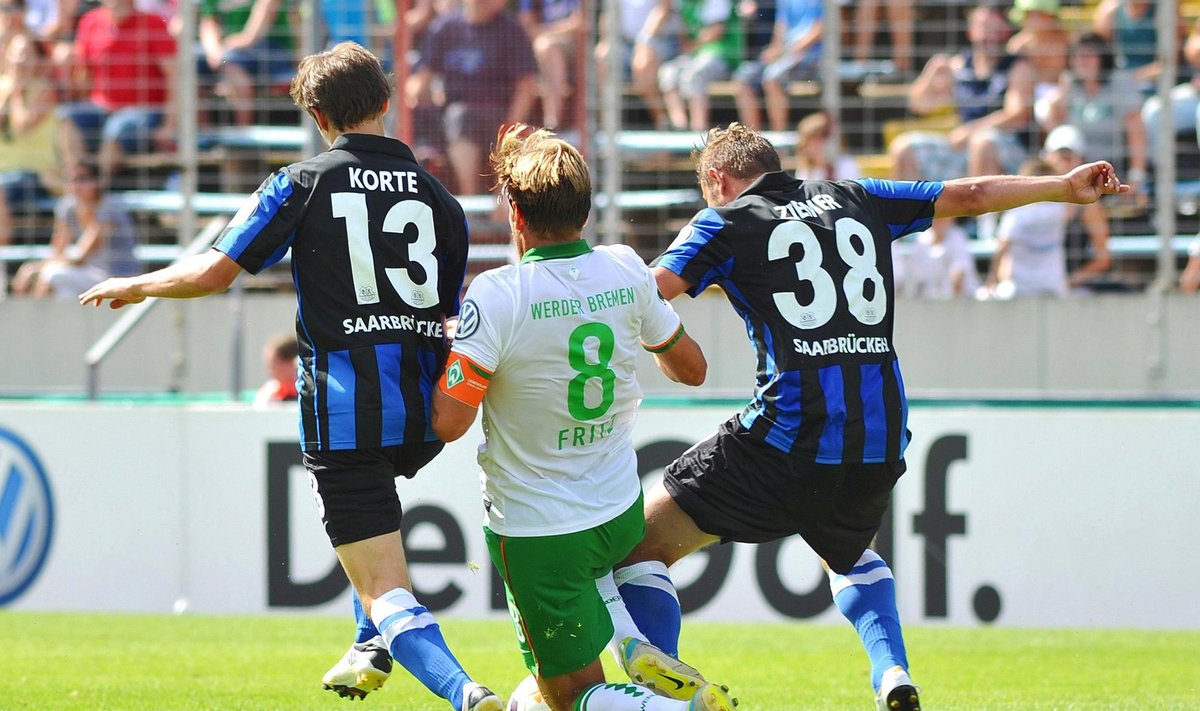 Raffaelis Korte (kairėje) ir Marcelis Ziemeris (dešinėje) kovoja su Clemensu Fritzu ("Werder") 