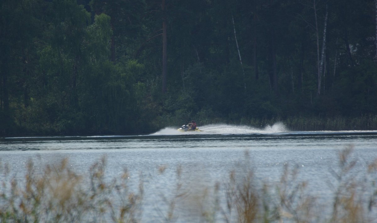 Baltarusis raižė vandens motociklu Ažvinčio ežerą