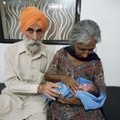 70-metė indė pirmą kartą tapo motina