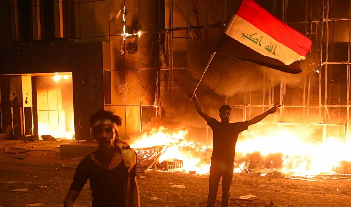 Protestuotojai Basroje sudegino valstybinį pastatą