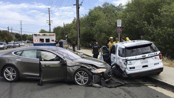Patikrino automatinio stabdymo sistemas: du „Tesla“ modeliai nemaloniai nustebino
