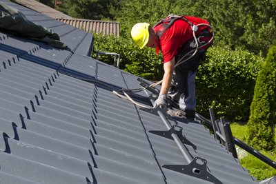 Ant plieninio stogo itin lengva ir patogu pritvirtinti saulės modulių laikiklius, stogo saugos elementus ar kitus stogo priedus. Patyrę meistrai 10 kW elektrinę ant plieninio stogo įprastai sumontuoja per 1-2 dienas. Ruukki archyvo medžiaga.