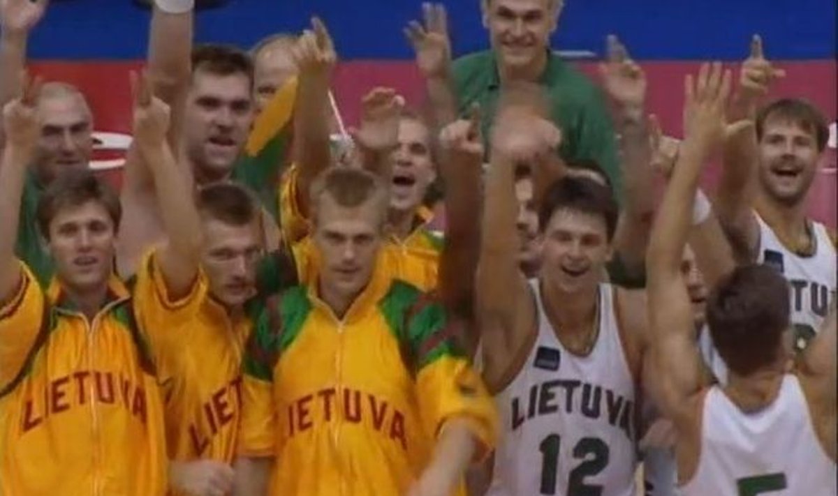 1992 m. Lietuvos krepšinio rinktinė džiaugiasi Barselonos olimpinių žaidynių bronza