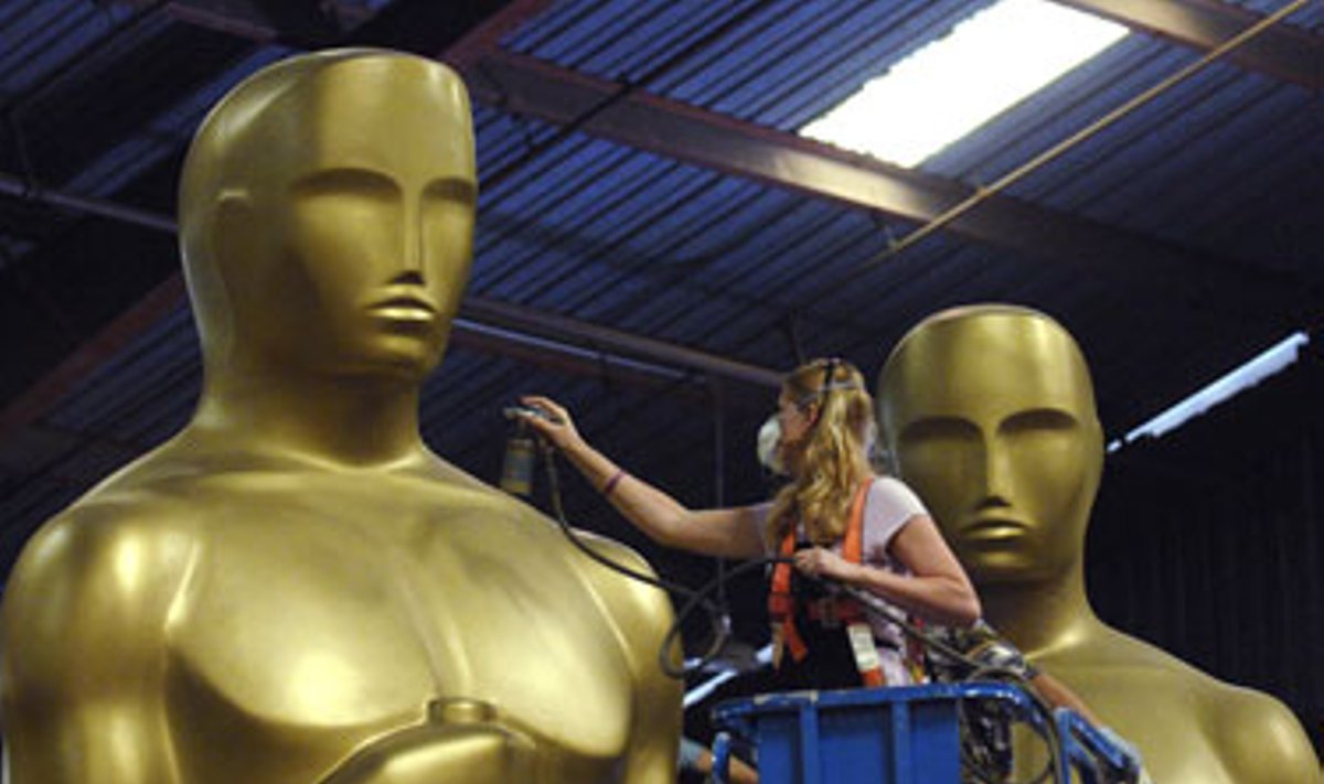 Darbuotoja ruošia Oskaro statulas kino apdovanojimams.