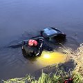 Marijampolės ugniagesiai traukė nuskandintą „Mercedes-Benz“