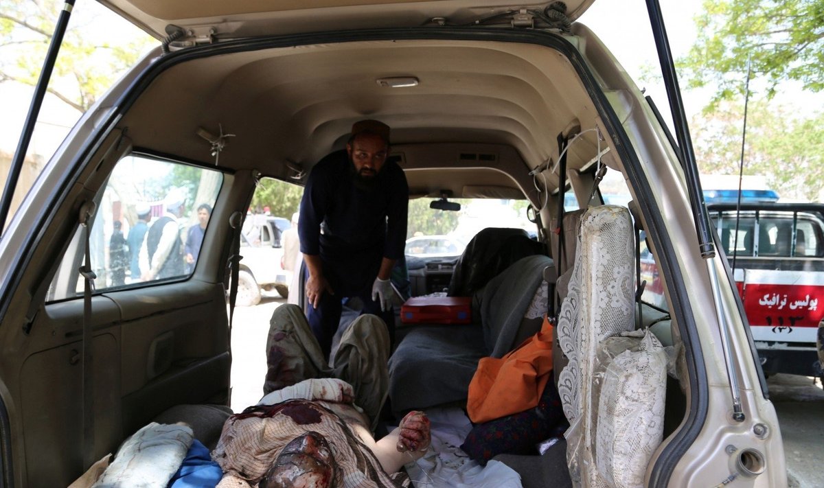 Afganistane susidūrus dviem autobusams ir benzinvežiui žuvo 50 žmonių