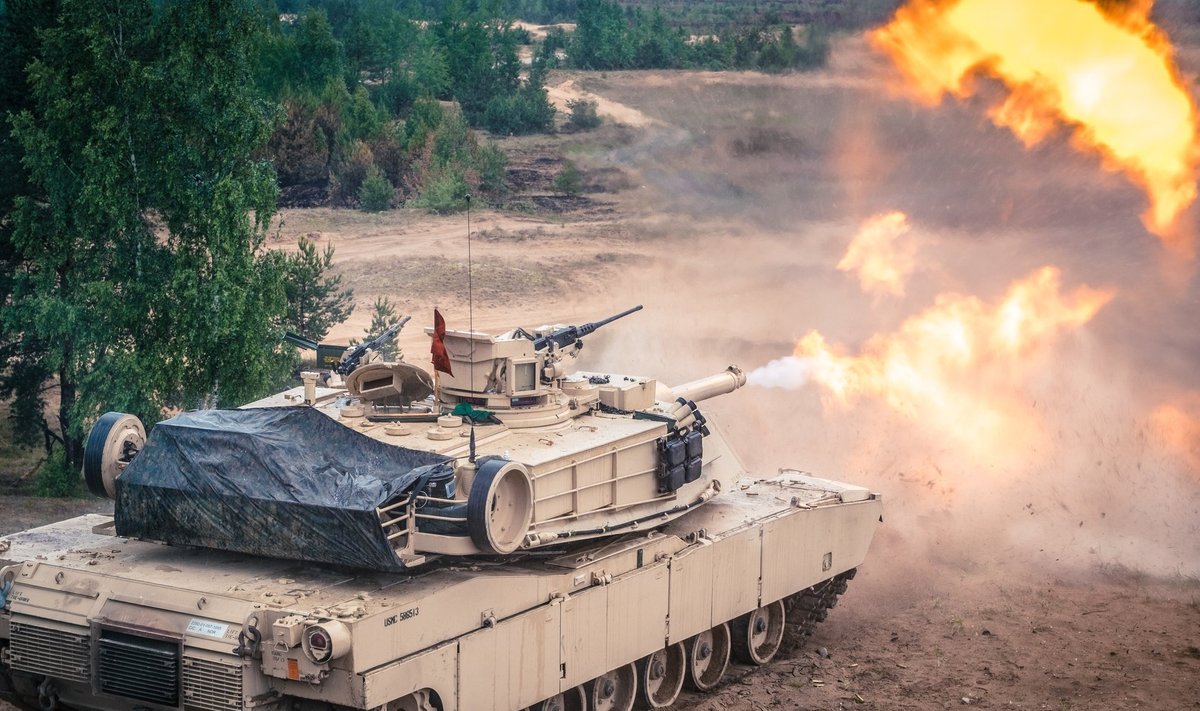 „Abrams“ tankas šaudo per NATO karines pratybas Latvijoje