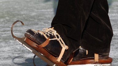 В Австрии соревнуются на деревянных коньках и лыжах