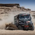 Pergalingai lėkusį sunkvežimių ekipažą Dakaro dykumoje sustabdė gedimai: sugaišta kone pusantros valandos