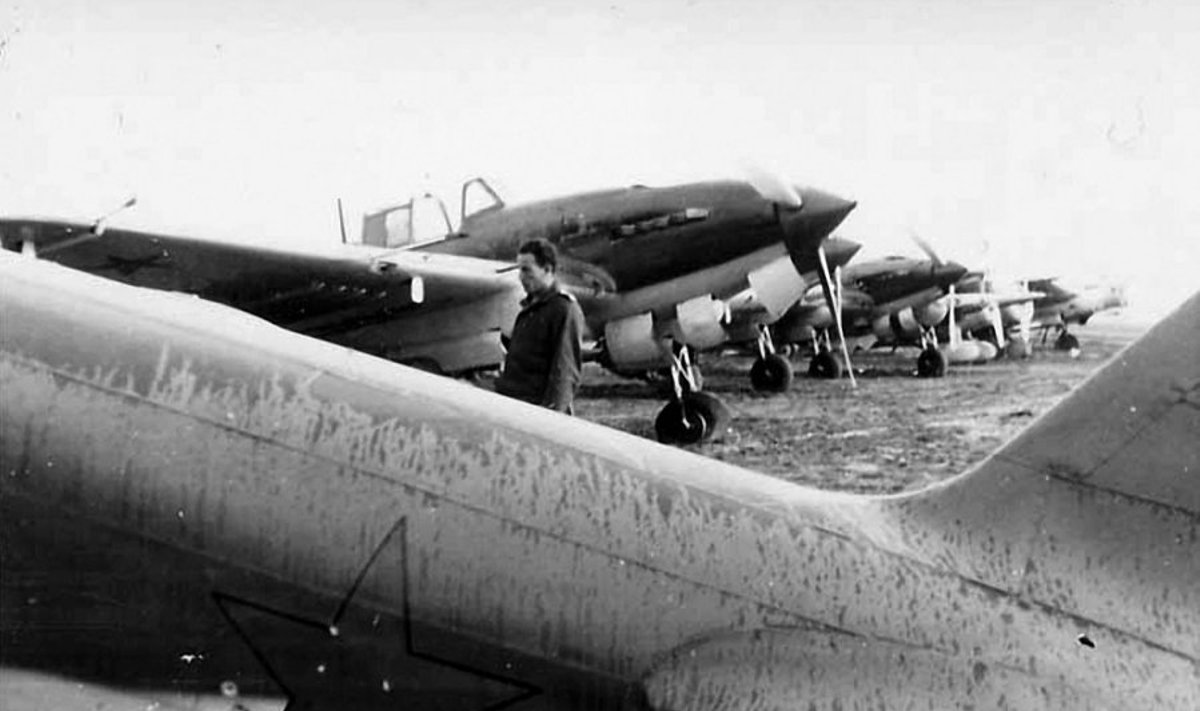 31-ojo NAP lėktuvai Il-2 palikti Vilniaus aerodrome. 1941 m. birželis., leidyklos „Briedis“ nuotr.