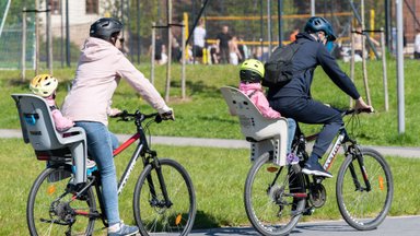 Vaikų vasaros palydovai – dviračiai ir paspirtukai: kas būtina saugiam pasivažinėjimui, o kas gali prišaukti ir nelaimes, ir baudas