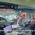 Nufilmuota: moteris vos išvengė pro stiklinę sieną į parduotuvę įsirėžusio automobilio