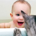 Neįmanoma atsispirti: kūdikio ir katinėlio meilė VIDEO